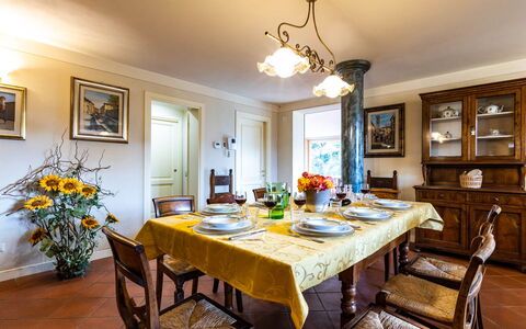 Villa Luigina 8: Mueble, Diseño De Interiores, Comedor, Piso, Mesa, Madera, Techo, Habitación, Cocina Y Comedor Mesa, Silla