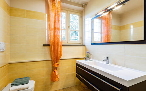 Villa Luigina 8: Piso, Arreglo De Tubería, Diseño De Interiores, Baño, Suelo, Plomería, Grifo, Loseta, Lavabo, Habitación