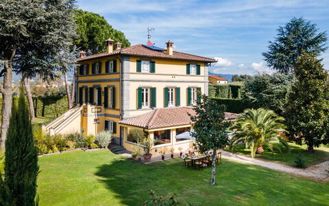 Villa Luigina 8: Casa, Casa, Barrio Residencial, Arbusto, Inmuebles, Jardín, Mansión, Paisajismo, Villa, Balcón