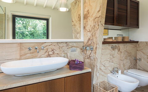 Villa le Fontane 12: Lavabo Del Baño, Arreglo De Tubería, Lavabo, Pared, Baño, Piso, Madera, Espejo, Diseño De Interiores, Mueble De Baño