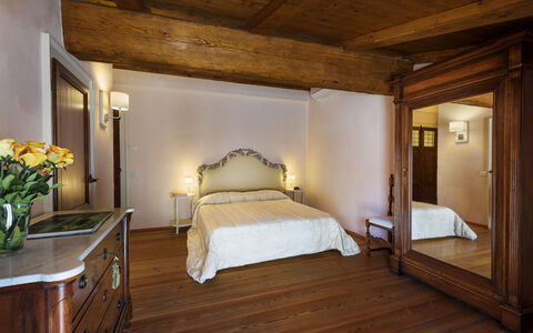 Villa la Poiana 10: Diseño De Interiores, Mueble, Madera, Piso, Techo, Suelo, Habitación, Cama, Habitación, Encendiendo