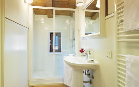 Villa la Poiana 10: Pared, Baño, Lavabo Del Baño, Diseño De Interiores, Piso, Techo, Arreglo De Tubería, Suelo, Habitación, Encendiendo