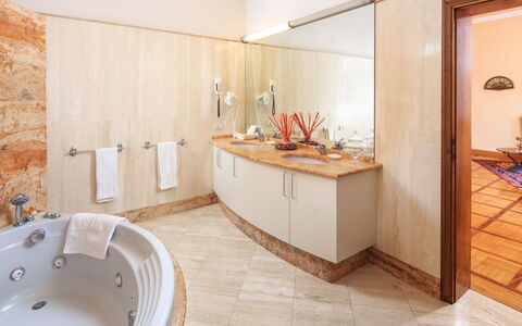 Villa Beltrami 14: Piso, Diseño De Interiores, Suelo, Arreglo De Tubería, Madera, Baño, Techo, Lavabo Del Baño, Encendiendo, Mueble