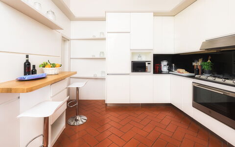 Villa Beltrami 14: Cocina, Aparato De Cocina, Mostrador, Diseño De Interiores, Piso, Electrodoméstico, Madera, Gabinetes, Mueble, Suelo