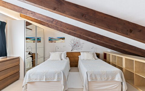 Villa Ambra 10: Diseño De Interiores, Cama, Mueble, Piso, Suelo, Habitación, Madera, Techo, Habitación, Departamento