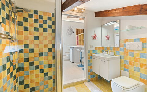 Villa Ambra 10: Baño, Diseño De Interiores, Piso, Arreglo De Tubería, Suelo, Loseta, Techo, Plomería, Habitación, Lavabo Del Baño