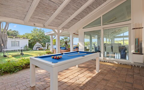Villa Ambra 10: Piso, Suelo, Mueble, Techo, Diseño De Interiores, Recurso, Piscina, Silla, Sombra, Mueble Para Exteriores