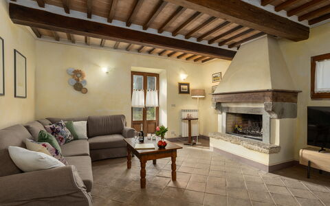 Podere Madonna di Mezzo 6: Mueble, Diseño De Interiores, Piso, Pared, Madera, Sofá, Sala, Suelo, Casa, Habitación
