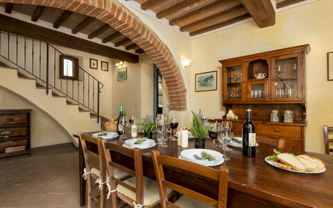 Podere Madonna di Mezzo 6: Mueble, Diseño De Interiores, Mesa, Piso, Madera, Techo, Silla, Cocina Y Comedor Mesa, Comedor, Habitación