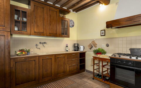 Podere Madonna di Mezzo 6: Gabinetes, Mueble, Cocina, Mostrador, Piso, Madera, Diseño De Interiores, Aparato De Cocina, Alacena, Cajón