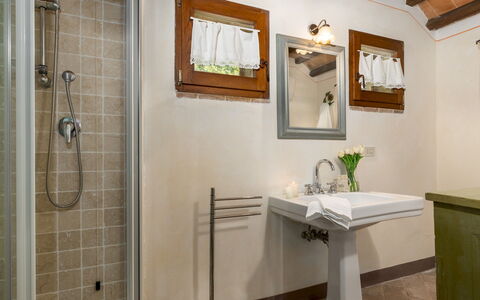 Podere Madonna di Mezzo 6: Diseño De Interiores, Arreglo De Tubería, Baño, Lavabo Del Baño, Lavabo, Piso, Suelo, Techo, Grifo, Mueble