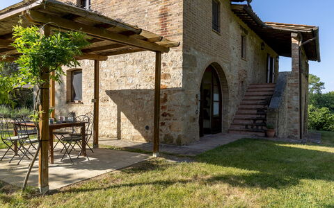 Podere Madonna di Mezzo 6: El Terreno Del Lote, Cabaña, Inmuebles, Casa De Campo, Ladrillo, Enladrillado, Jardín, Césped, Patio Interior, Pared De Piedra