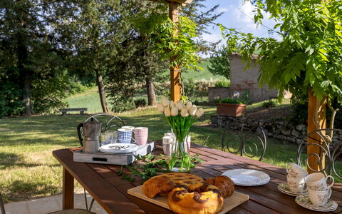 Podere Madonna di Mezzo 6: Mueble, Mesa, Vajilla, Comida, Mueble Para Exteriores, Mesa Al Aire Libre, Utensilios Para Servir, Manteles, Silla