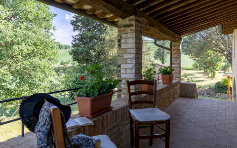 Podere Madonna di Mezzo 6: Madera, Mueble, Silla, Mueble Para Exteriores, Sombra, Porche, Cabaña, Maceta, Jardín, Estructura Al Aire Libre