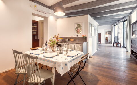 Podere Torre delle Sorgenti 4: Mueble, Diseño De Interiores, Piso, Suelo, Suelos De Madera, Silla, Madera, Techo, Mesa, Comedor