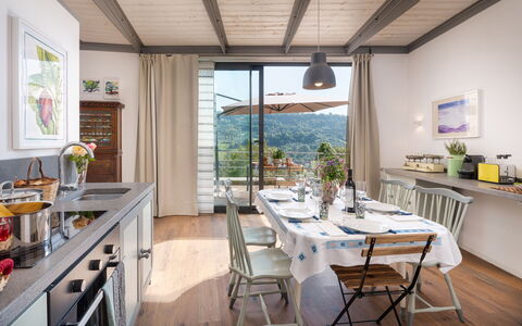Podere Torre delle Sorgenti 4: Mueble, Silla, Mesa, Diseño De Interiores, Cocina Y Comedor Mesa, Cocina, Comedor, Vajilla, Casa, Habitación