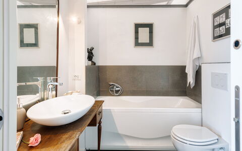 Podere Torre delle Sorgenti 4: Baño, Diseño De Interiores, Arreglo De Tubería, Piso, Suelo, Bañera, Espejo, Grifo, Lavabo Del Baño, Lavabo