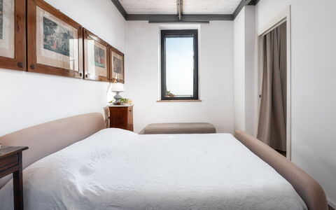 Podere Torre delle Sorgenti 4: Cama, Habitación, Lecho, Diseño De Interiores, Pared, Sábana, Mueble, Piso, Suelo, Madera