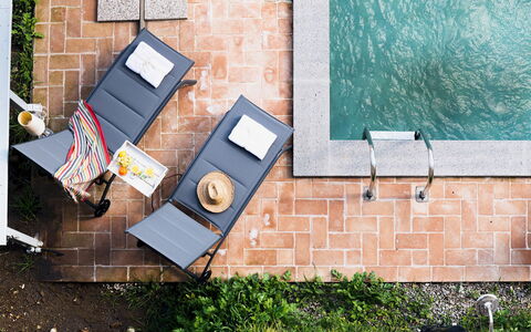 Podere Torre delle Sorgenti 4: Mueble Para Exteriores, Mueble, Material Compuesto, Piscina, Silla, Mesa Al Aire Libre, Maceta, Ladrillo, Jardín, Sombra