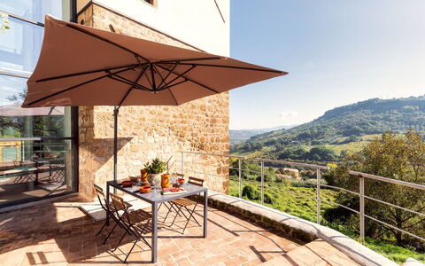 Podere Torre delle Sorgenti 4: Mueble, Mueble Para Exteriores, Paraguas, Silla, Mesa Al Aire Libre, Sombra, Balcón, Cocina Y Comedor Mesa, Maceta, Eco Hotel