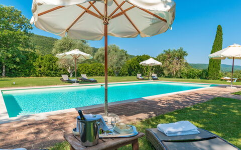 San Francesco 12: Colina, Piscina, Cordillera, Hill Station, Jardín, Césped, Prado, Valle, Cresta, Recurso