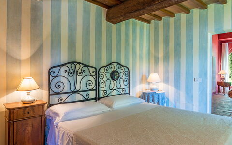 San Francesco 12: Mueble, Pared, Habitación, Cama, Diseño De Interiores, Linos, Piso, Sábana, Lecho, Suelo