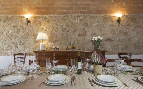 Villa Angelini 14+7: Mueble, Mesa, Diseño De Interiores, Cocina Y Comedor Mesa, Comedor, Piso, Silla, Manteles, Vajilla, Suelo