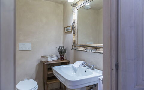 Villa delle Upupe 8: Lavabo Del Baño, Arreglo De Tubería, Baño, Lavabo, Diseño De Interiores, Espejo, Grifo, Piso, Plomería, Suelo