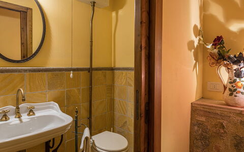 Villa Il Foramasso 10+2: Lavabo Del Baño, Diseño De Interiores, Pared, Arreglo De Tubería, Baño, Piso, Lavabo, Espejo, Suelo, Grifo