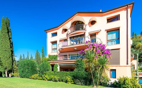 Corazza 6+1: Casa, Arbusto, Barrio Residencial, Departamento, Jardín, Inmuebles, Balcón, Villa, Hacienda, Yarda
