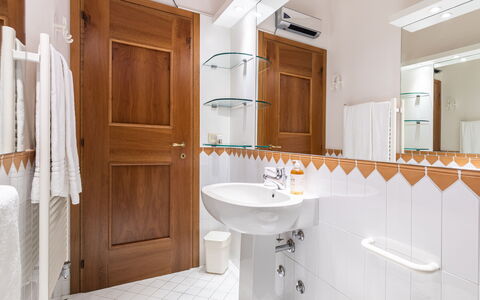 Corazza 6+1: Lavabo Del Baño, Arreglo De Tubería, Baño, Piso, Diseño De Interiores, Lavabo, Suelo, Grifo, Plomería, Espejo
