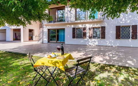 Cascina la Valle 10+2: Barrio Residencial, Casa, Sombra, Jardín, Yarda, Inmuebles, Paisajismo, Entrada De Coches, Villa, Patio