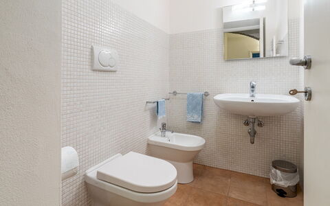 Cascina la Valle 10+2: Asiento Del Baño, Baño, Piso, Arreglo De Tubería, Baño, Pared, Suelo, Diseño De Interiores, Lavabo Del Baño, Lavabo