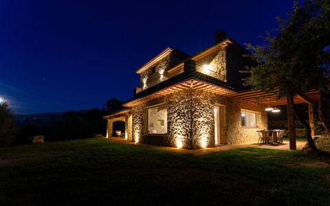 Amandula 6: Edificio, Casa, Noche, Casa, Arquitectura, Cabaña, Paisaje, Techo, Inmuebles, Casa De Campo