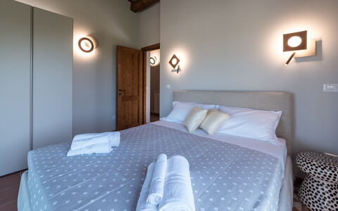 Borgo da Monte 8: Diseño De Interiores, Habitación, Techo, Suelo, Piso, Cama, Mueble, Encendiendo, Lecho, Lámpara