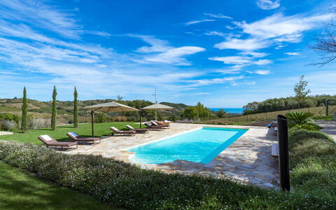 Borgo da Monte 8: Azul, El Terreno Del Lote, Paisajismo, Jardín, Pasarela, Piscina, Eco Hotel, Mueble Para Exteriores, Plantación