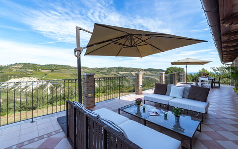 Borgo da Monte 8: Mueble, Mueble Para Exteriores, Silla, Mesa, Mesa Al Aire Libre, Cocina Y Comedor Mesa, Patio, Cubierta, Balcón, Sombra