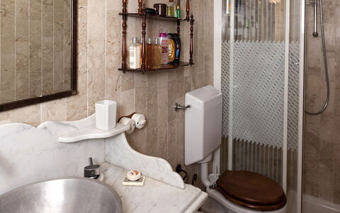Borgo Paradiso 4+2: Lavabo Del Baño, Pared, Baño, Arreglo De Tubería, Diseño De Interiores, Lavabo, Grifo, Espejo, Plomería, Suelo