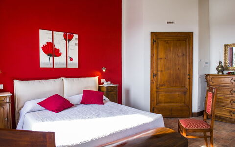 Bossoncina 8+1: Mueble, Pared, Rojo, Diseño De Interiores, Habitación, Piso, Cama, Madera, Suelo, Sábana