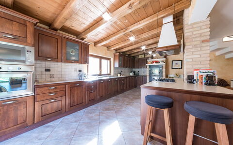 Casale Rosy 6+2: Madera, Cocina, Piso, Diseño De Interiores, Mostrador, Mueble, Techo, Suelo, Casa, Cocina Y Comedor Mesa