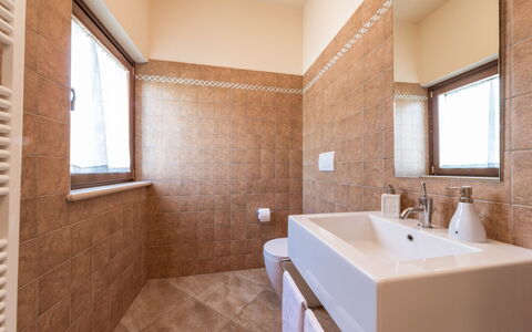 Casale Rosy 6+2: Baño, Arreglo De Tubería, Piso, Suelo, Lavabo Del Baño, Lavabo, Diseño De Interiores, Grifo, Techo, Plomería
