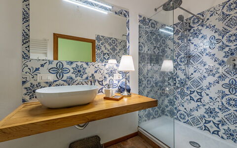 Casale le Conce 6: Piso, Arreglo De Tubería, Baño, Diseño De Interiores, Suelo, Loseta, Plomería, Grifo, Lavabo Del Baño, Lavabo