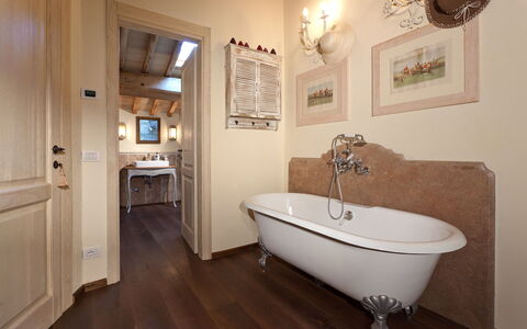Casale delle Lavande 10: Diseño De Interiores, Piso, Madera, Suelo, Mueble, Arreglo De Tubería, Techo, Encendiendo, Baño, Habitación