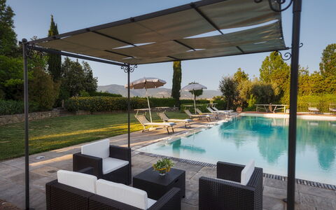 Casale dei Girasoli 14: Piscina, Mueble Para Exteriores, Mueble, Sombra, Recurso, Pabellón, Silla, Estructura Al Aire Libre, Eco Hotel, Paraguas
