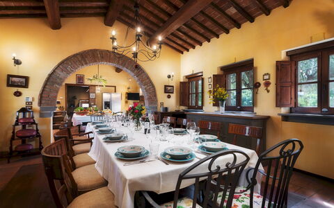 Casale dei Girasoli 14: Mueble, Diseño De Interiores, Mesa, Silla, Comedor, Techo, Cocina Y Comedor Mesa, Lámpara, Encendiendo, Habitación