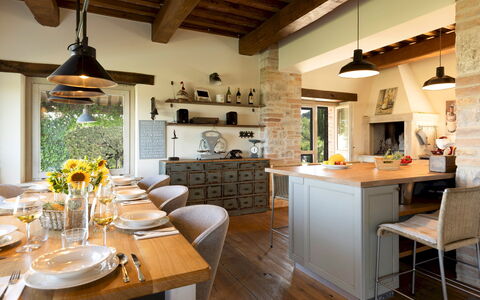 Casale dei Gelsomini 8: Mueble, Diseño De Interiores, Cocina, Lámpara, Silla, Madera, Piso, Techo, Mesa, Cocina Y Comedor Mesa