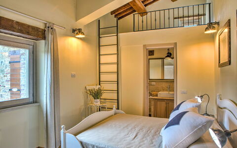Casale dei Gelsomini 8: Mueble, Cama, Habitación, Pared, Diseño De Interiores, Piso, Techo, Madera, Suelo, Lecho