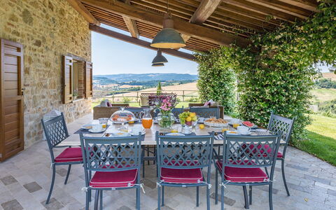 Casale dei Gelsomini 8: Mueble, Mesa, Silla, Cocina Y Comedor Mesa, Casa, Mesa Al Aire Libre, Casa De Campo, Mueble Para Exteriores, Comedor, Cabaña