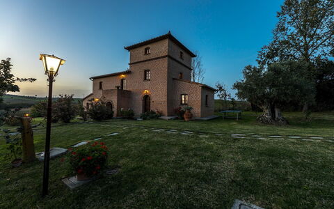 Casale Cinque Valli 8: Arquitectura, Paisaje, Casa, Casa, Inmuebles, Césped, Paisajismo, Jardín, Yarda, Casa De Campo