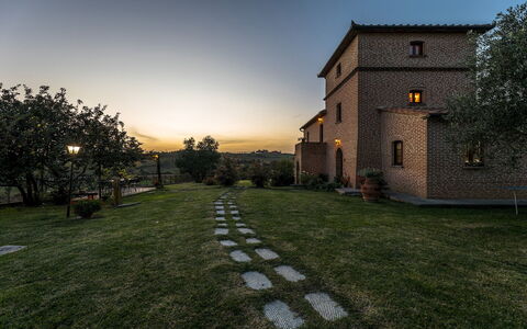 Casale Cinque Valli 8: Paisaje, Casa, Inmuebles, Césped, Casa De Campo, Paisajismo, Yarda, Mansión, Patio Interior, Villa